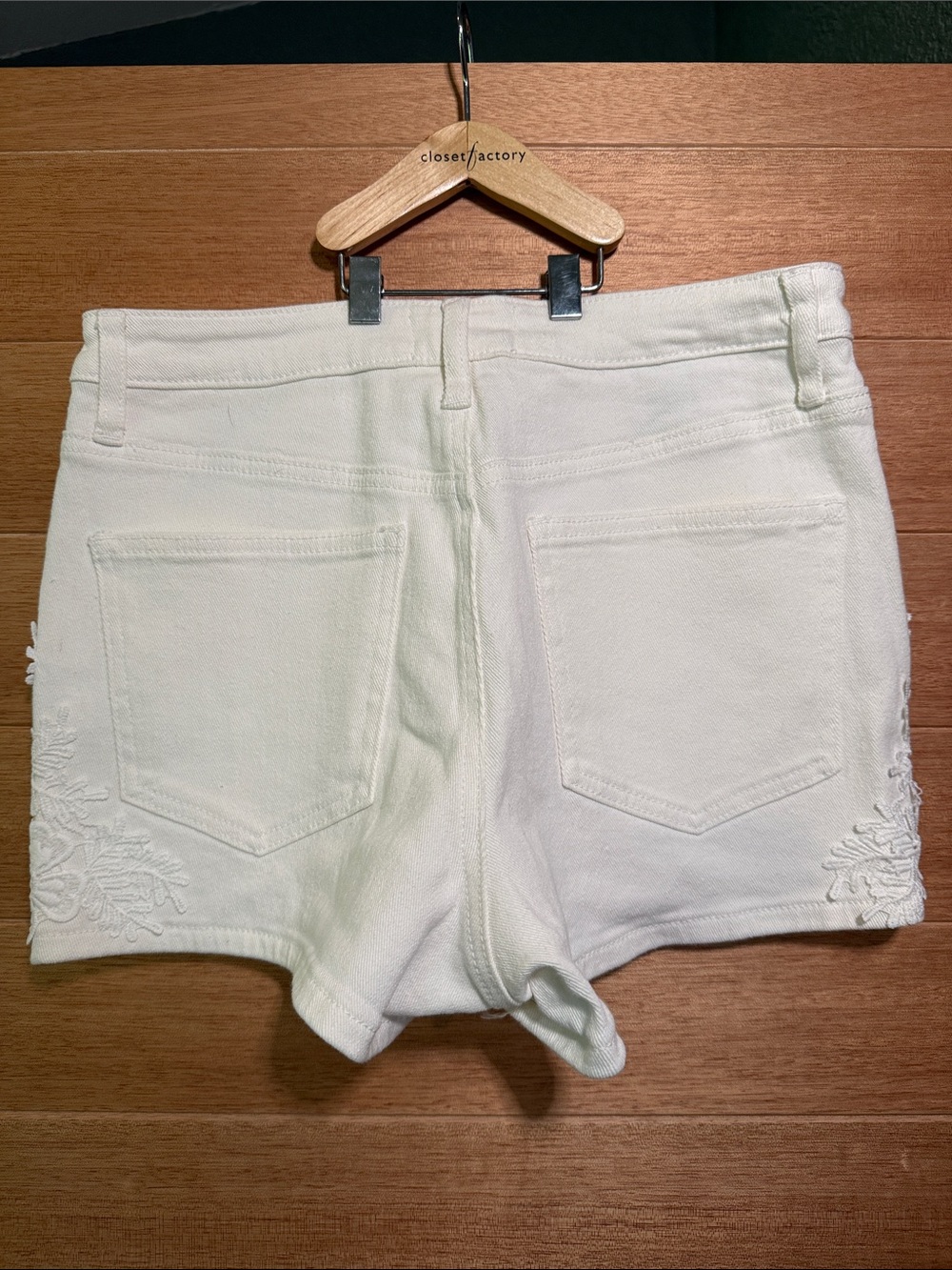 Poppy & Grace (Stitch Fix) White Embroidered Women's Shorts - Size 6 - 3” inseam - Picture 2 of 3